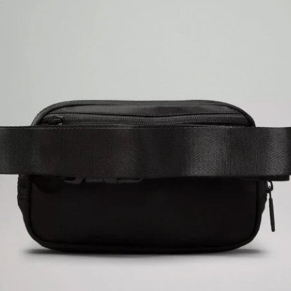Used Lululemon Everywhere Crossbody Belt Bag 1L - Black - Picture 2 of 5